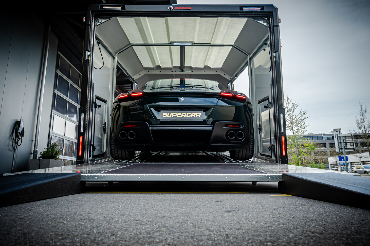 Gedeckter Autotransport