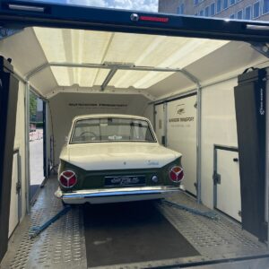 Gedeckter Fahrzeugtransport