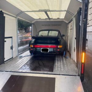 Gedeckter Fahrzeugtransport